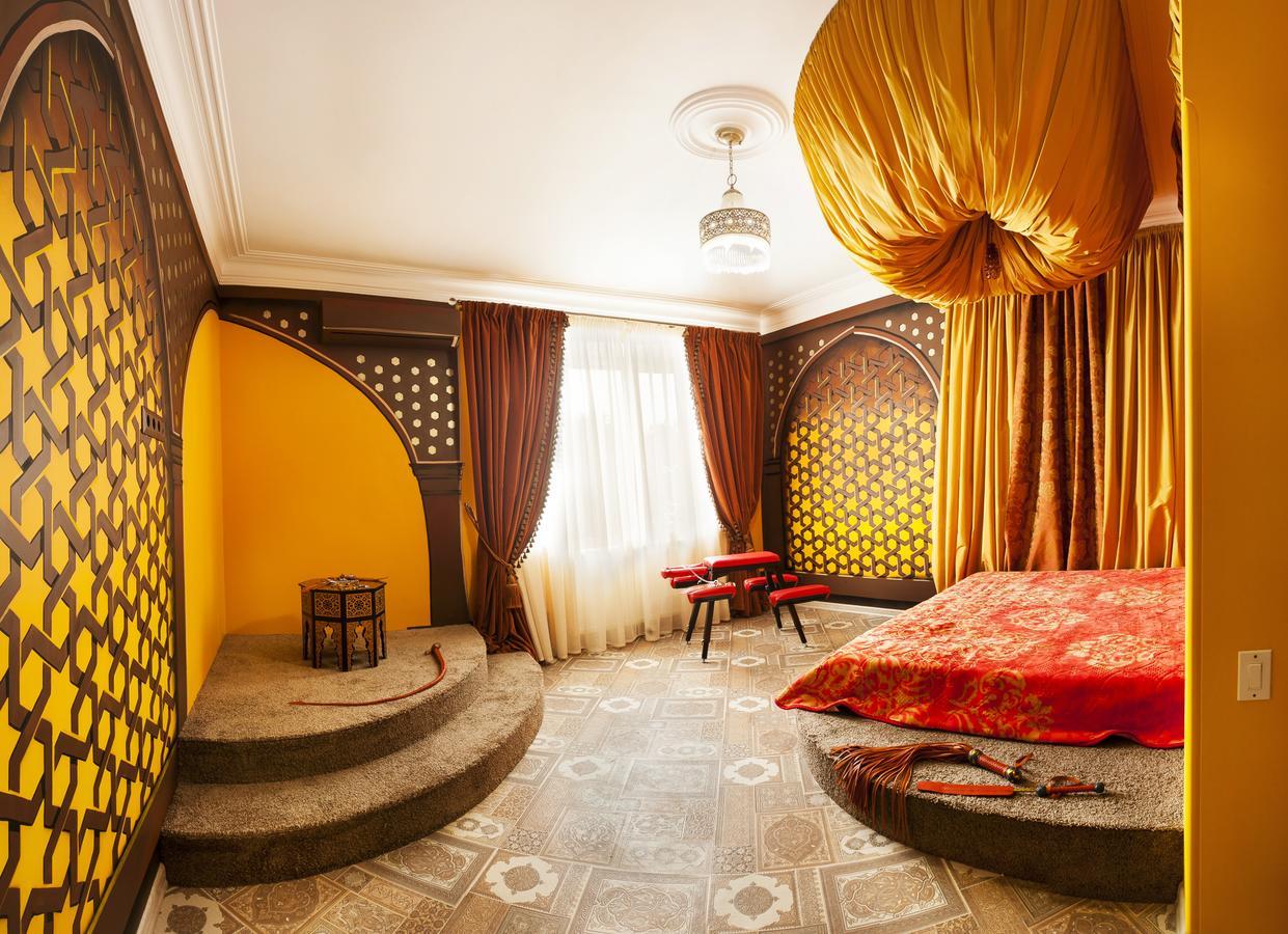 Dating Hotel Cherry Twins (Adults Only) Киев Екстериор снимка