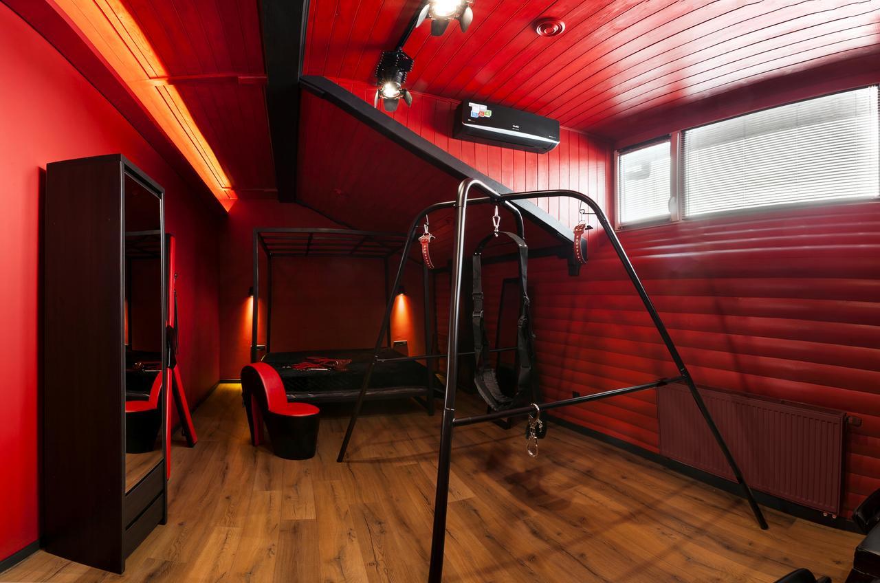 Dating Hotel Cherry Twins (Adults Only) Киев Екстериор снимка